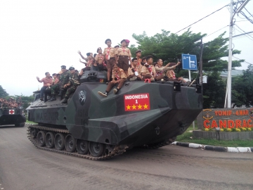 Kunjungan ke markas TNI