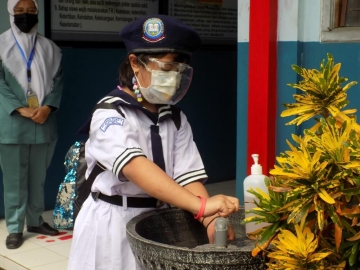 Cuci Tangan Sebelum Memasuki Area Sekolah